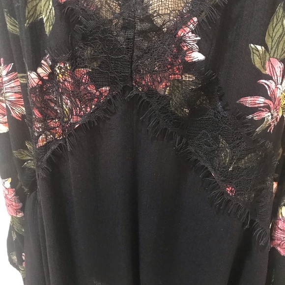 Daytrip Lightweight Romantic Blouse - Picture 2 of 8